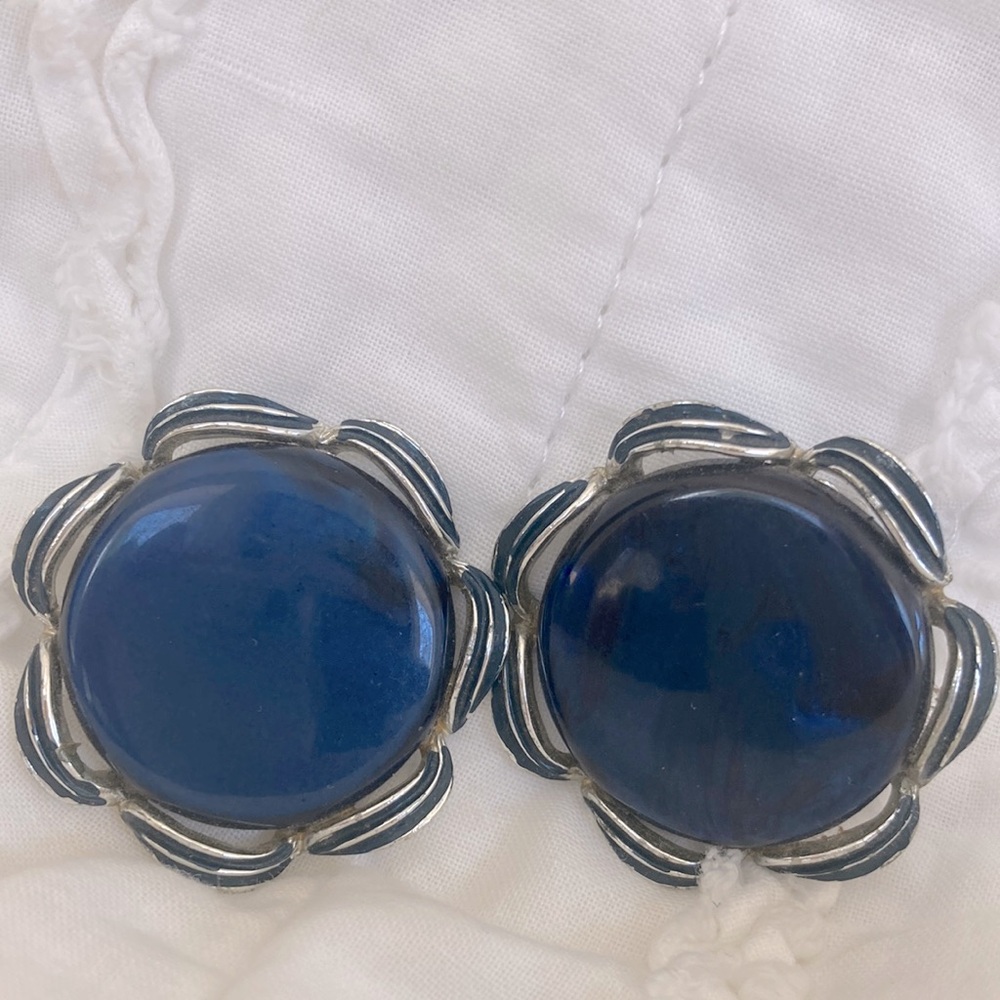 Blue clip disc Earrings swirled lucite Pat
Pending signed. Vintage
